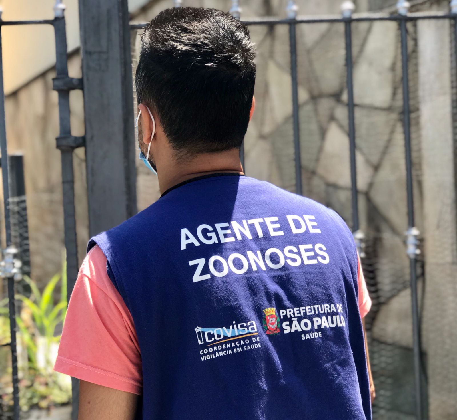 Agentes da Zoonose visitando moradores